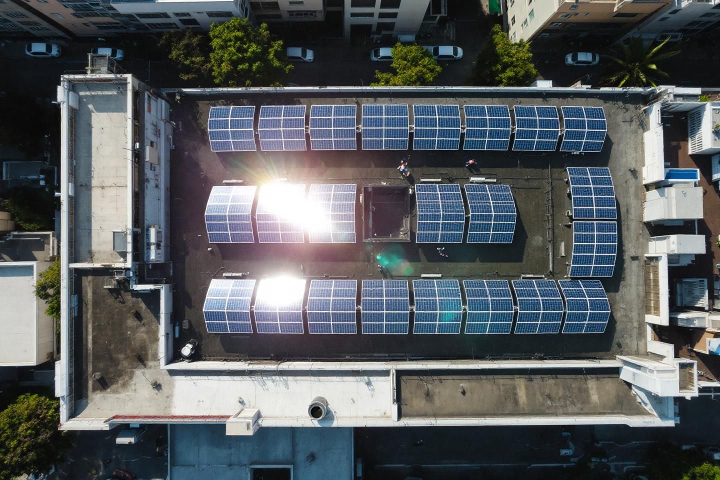 En quoi la double face active des panneaux bifaciaux maximise-t-elle la captation solaire dans une installation de panneaux solaires pour entreprise ?