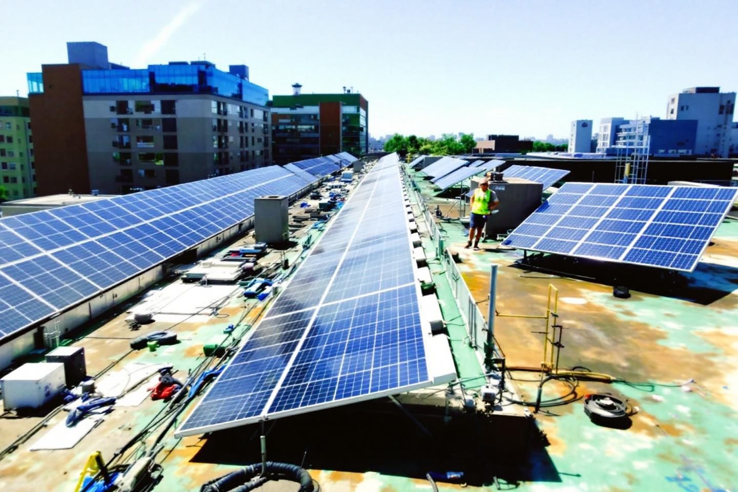 Pourquoi la capacité à gérer les démarches administratives est-elle un critère clé dans le choix du prestataire pour l'installation de panneaux solaires en entreprise ?