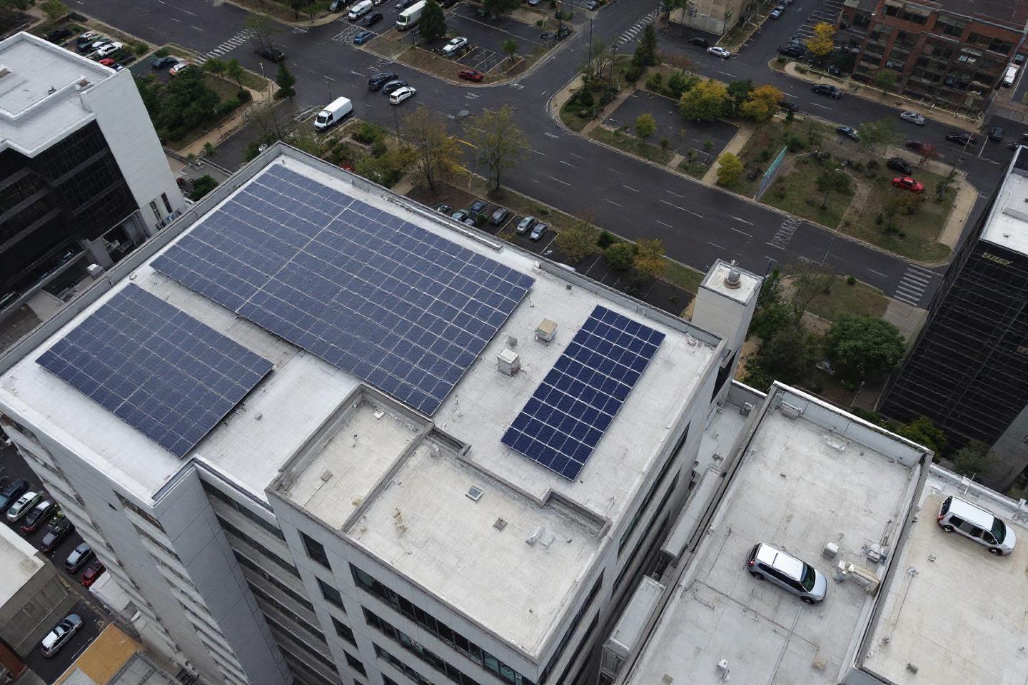 Quels sont les coûts à prévoir pour une installation de panneaux solaires en entreprise ?