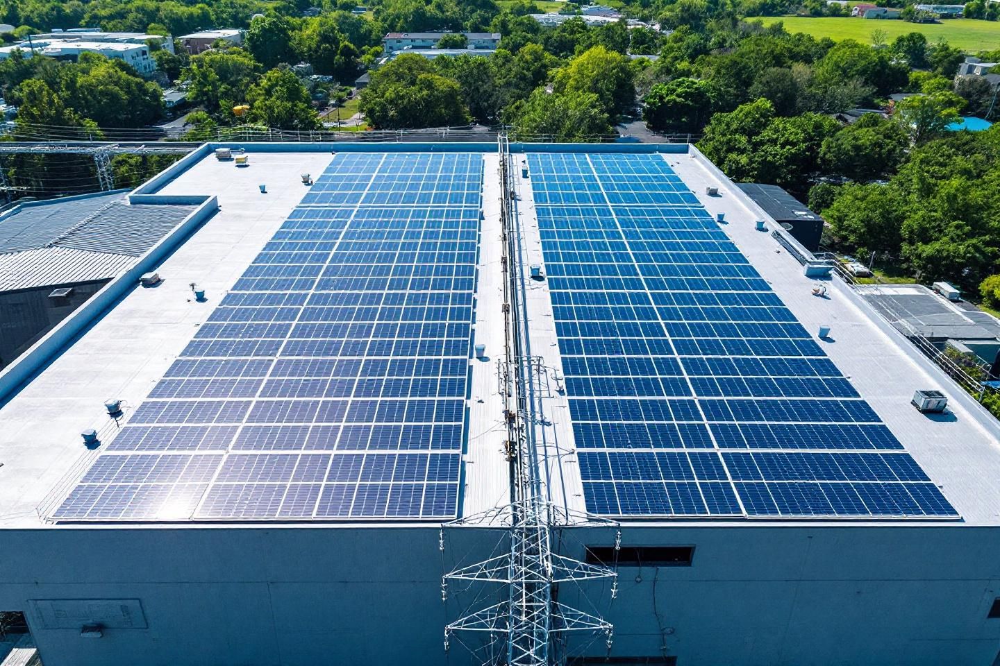 En quoi les frais de raccordement au réseau électrique représentent-ils un investissement clé pour une installation de panneaux solaires en entreprise ?