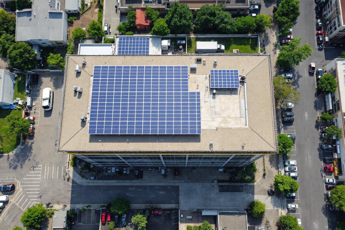 En quoi la transparence des devis influence-t-il le choix du prestataire pour l'installation de panneaux solaires en entreprise ?