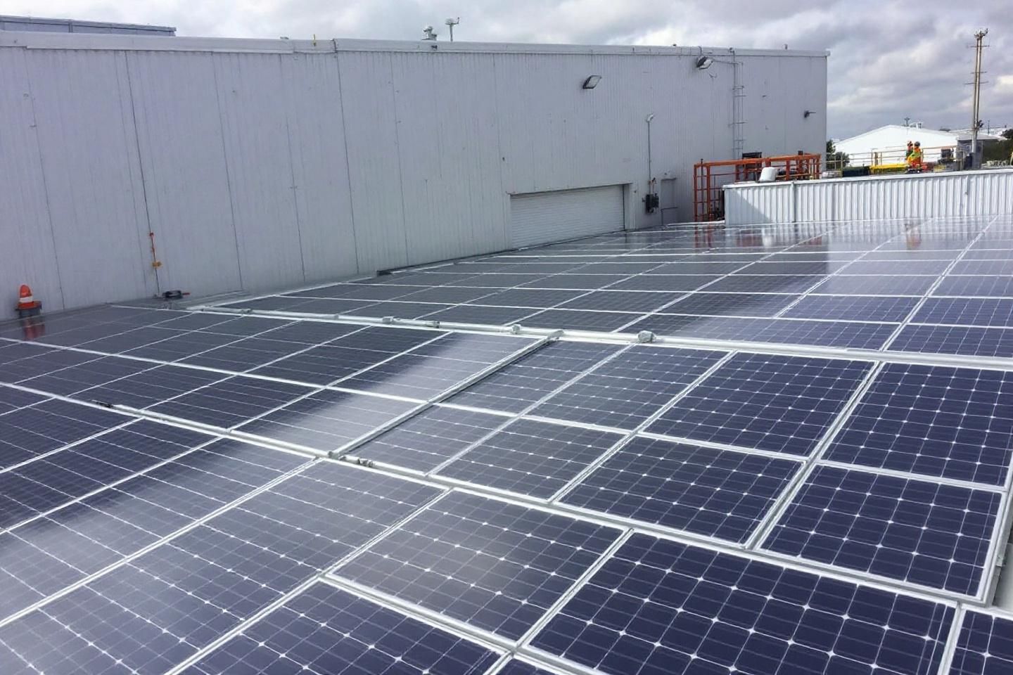 Comment la norme IEC 62109 assure-t-elle la sécurité des onduleurs dans une installation de panneaux solaires pour une entreprise ?