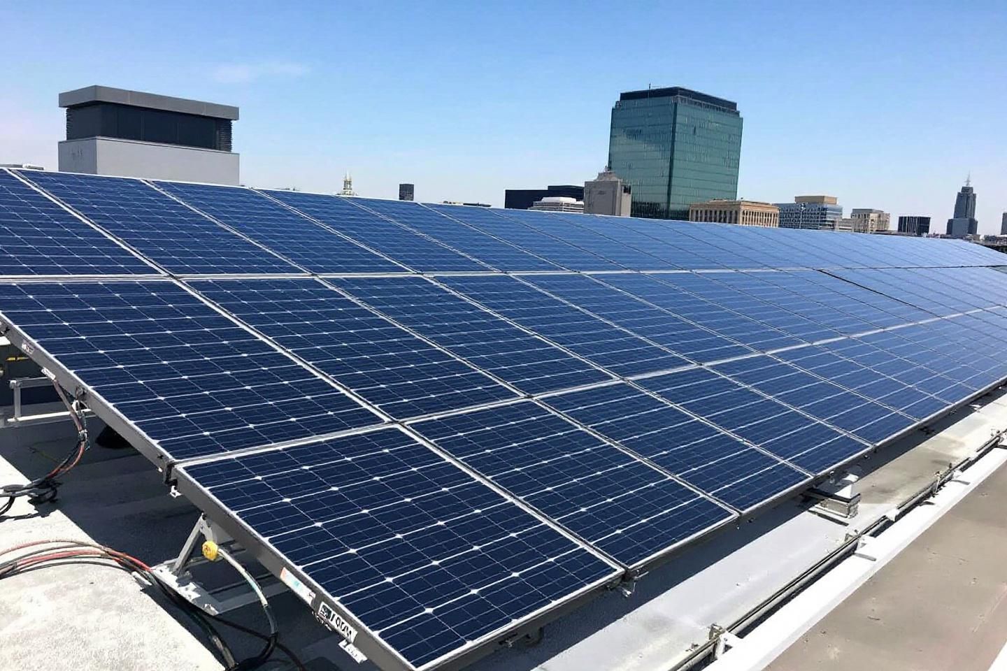 Quelles normes de sécurité électrique doivent être respectées dans une installation de panneaux solaires pour une entreprise ?