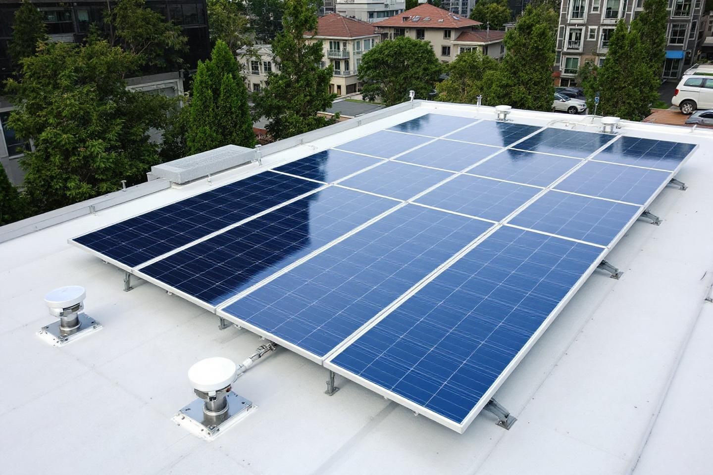 Comment l’onduleur à onde sinusoïdale pure assure-t-il la qualité de l’énergie lors d'une installation de panneaux solaires en entreprise ?