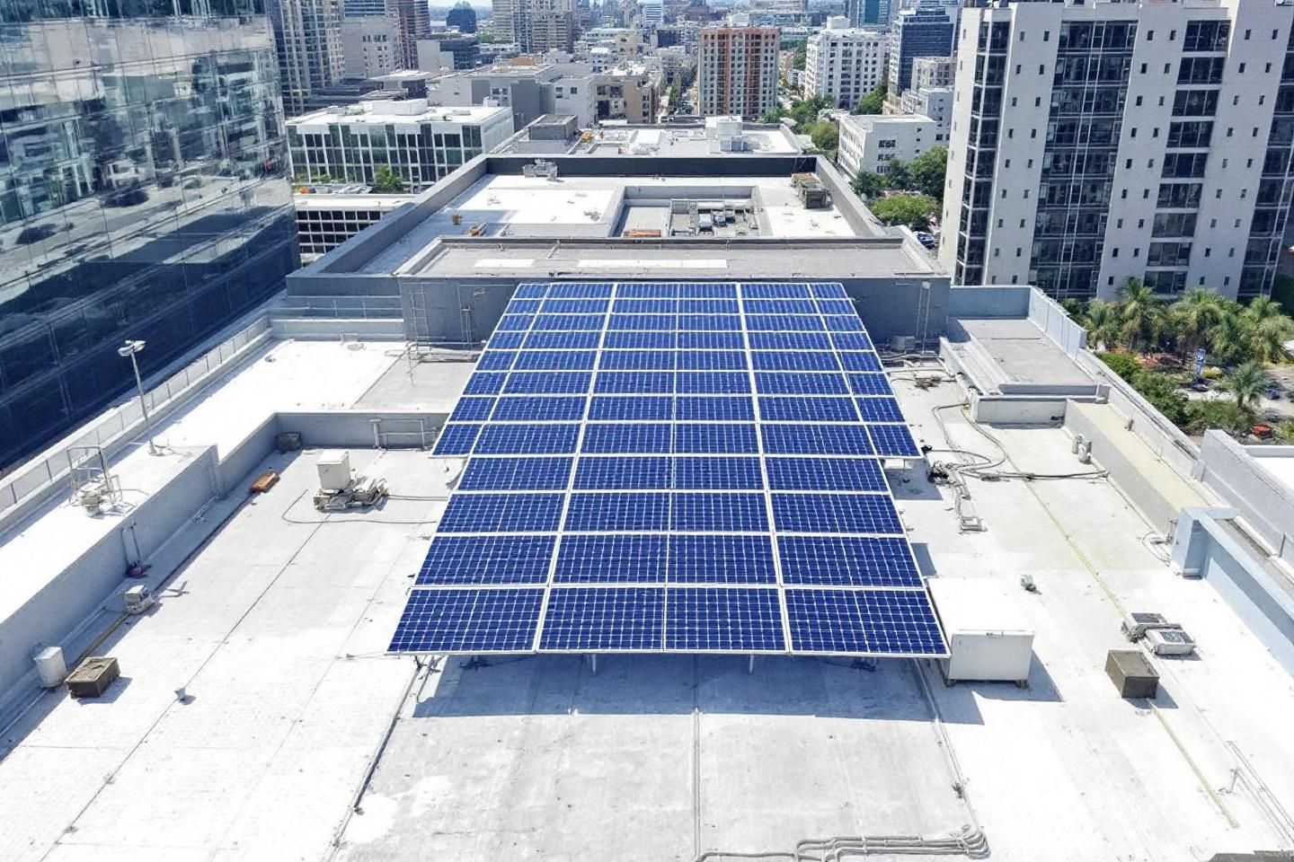 Quel type d’onduleur choisir pour garantir la stabilité lors de l'installation de panneaux solaires dans une entreprise ?