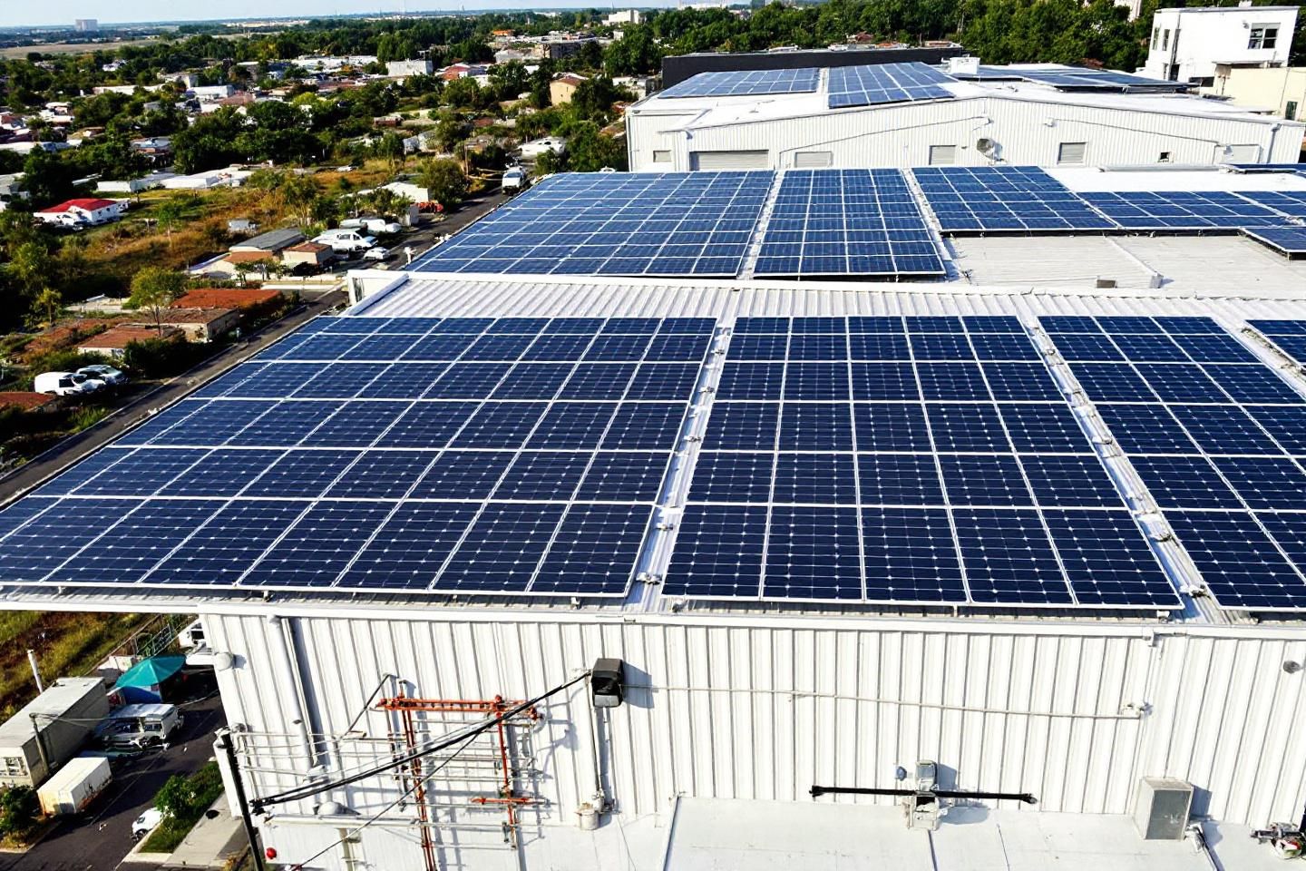 En quoi l'installation de panneaux solaires monocristallins dans une entreprise optimise-t-elle la performance énergétique ?
