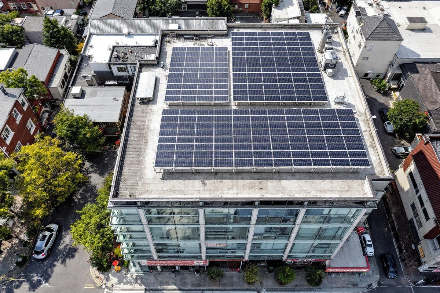 Pourquoi une bonne communication avec la mairie facilite-t-elle la validation et le suivi d'une installation de panneaux solaires en entreprise ?