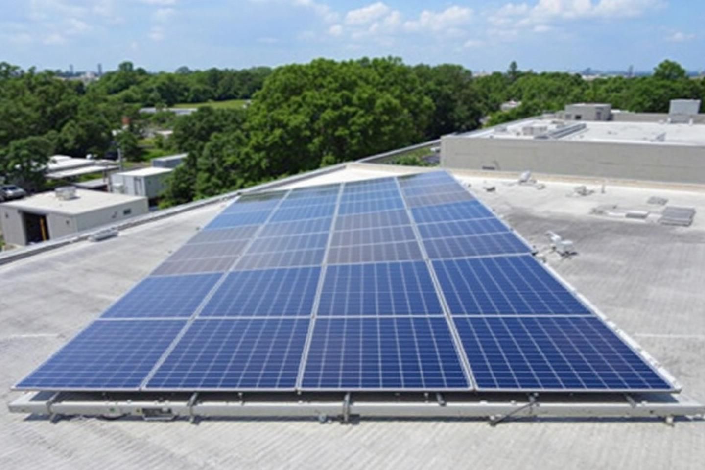 Pourquoi le respect de la norme IEC 61730 est-il crucial pour la sécurité des modules dans une installation de panneaux solaires pour une entreprise ?