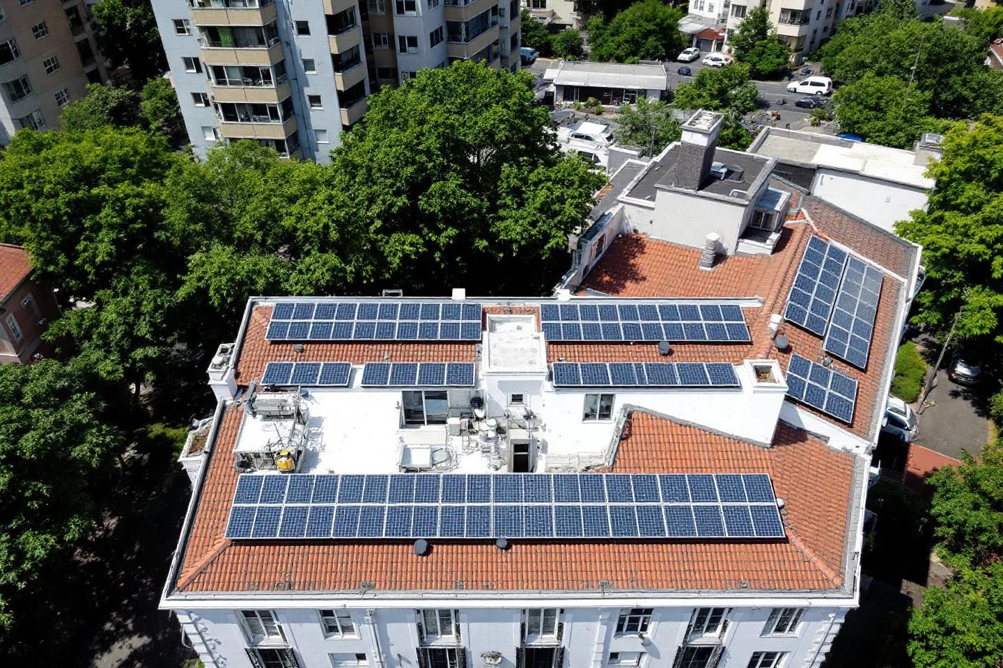 Pourquoi obtenir un permis de construire est essentiel pour sécuriser une installation de panneaux solaires pour une entreprise ?