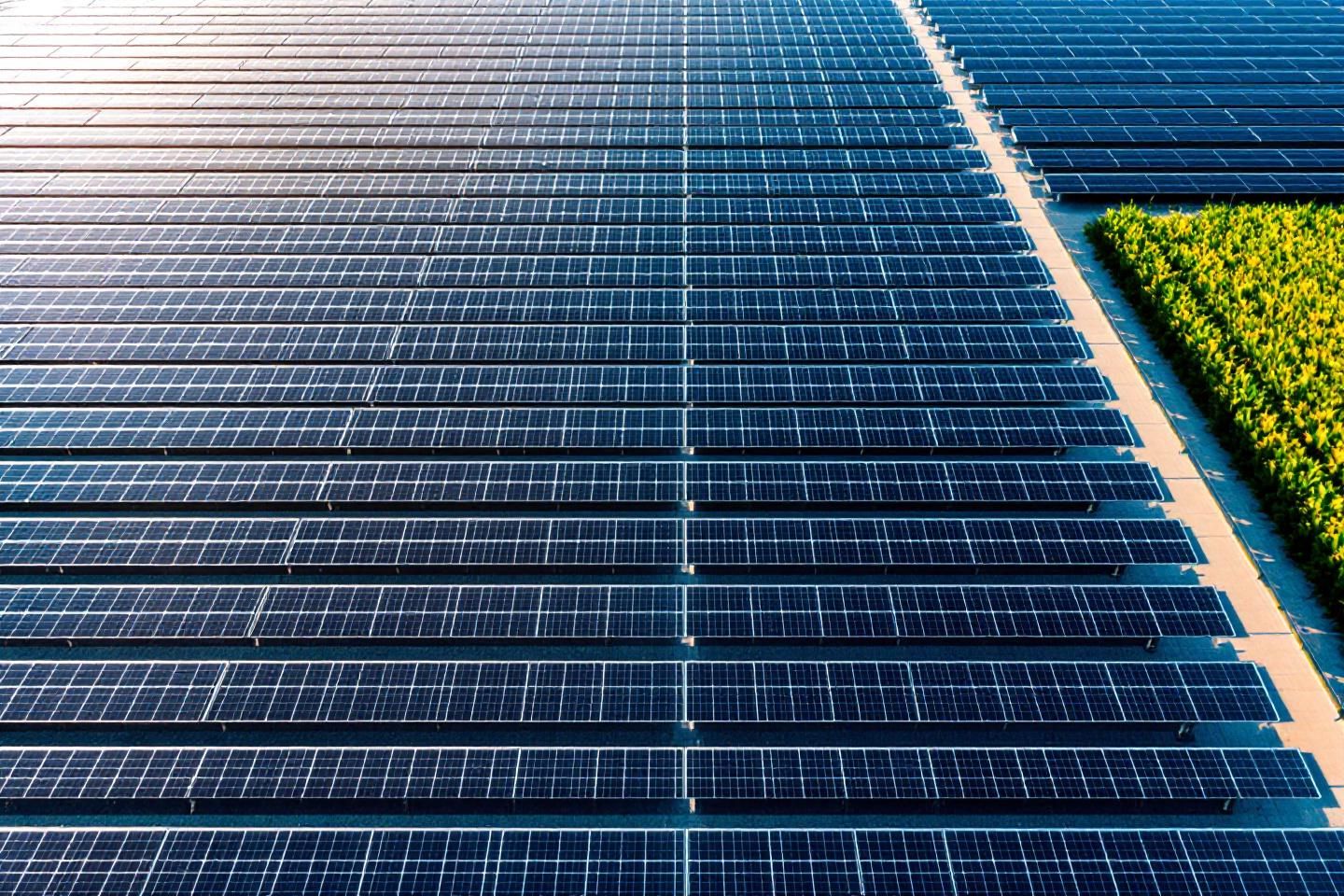 Pourquoi doit-on vérifier le dimensionnement des câbles électriques avant une installation de panneaux solaires pour une entreprise ?