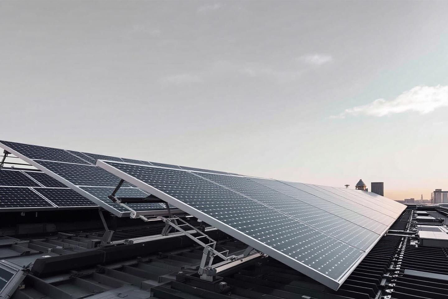 Quels sont les prérequis techniques avant toute installation de panneaux solaires pour une entreprise ?