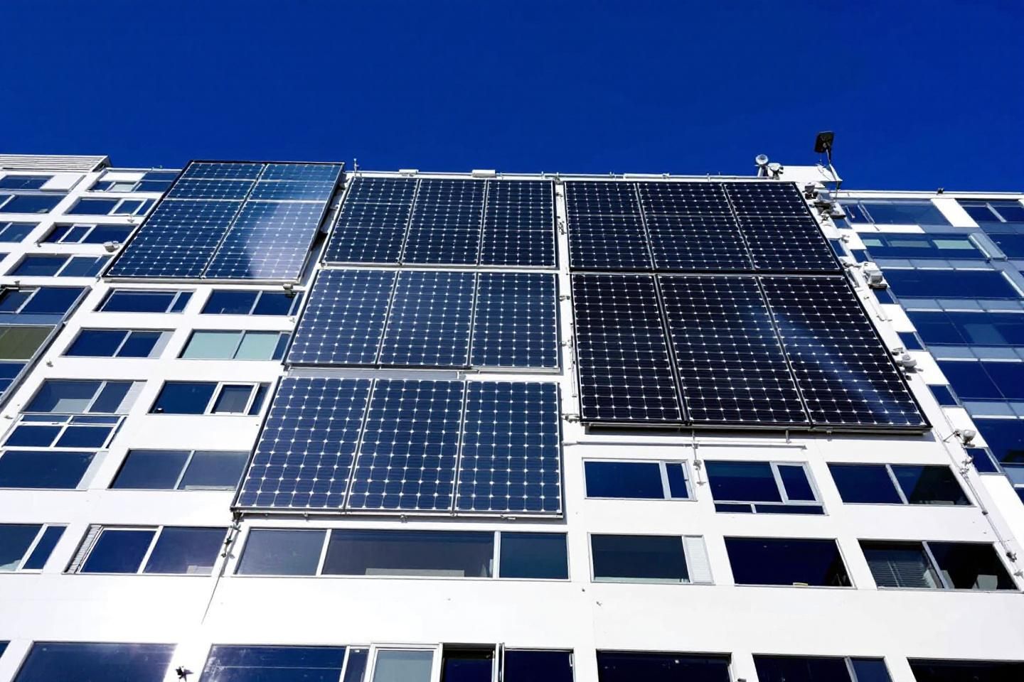En quoi l'installation de panneaux solaires polycristallins est-il économique pour une entreprise ?
