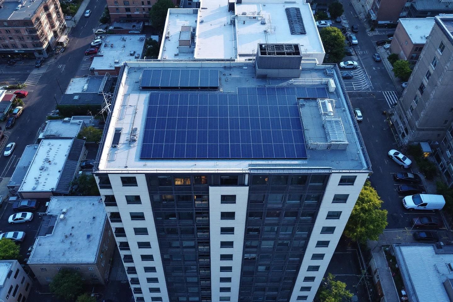 Comment l'installation de panneaux bifaciaux dans une entreprise réduit-elle le temps de retour sur investissement ?