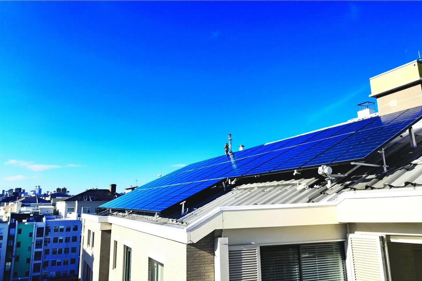 Pourquoi la vérification du câblage en courant continu est-elle cruciale avant une installation de panneaux solaires pour une entreprise ?