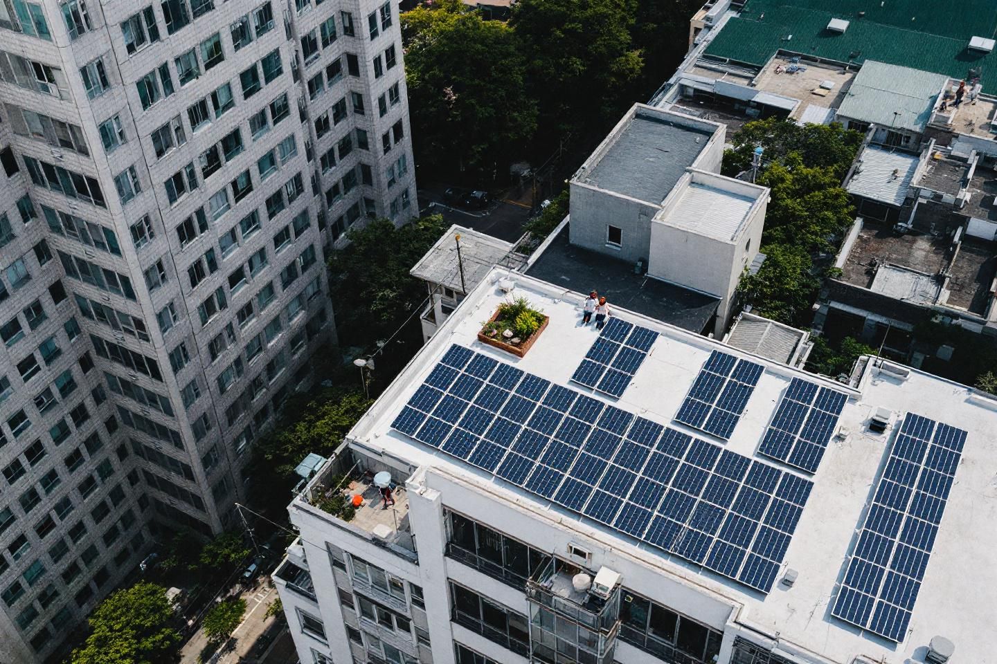 Faut-il privilégier un paiement mensuel ou annuel dans un leasing de toiture photovoltaïque ?