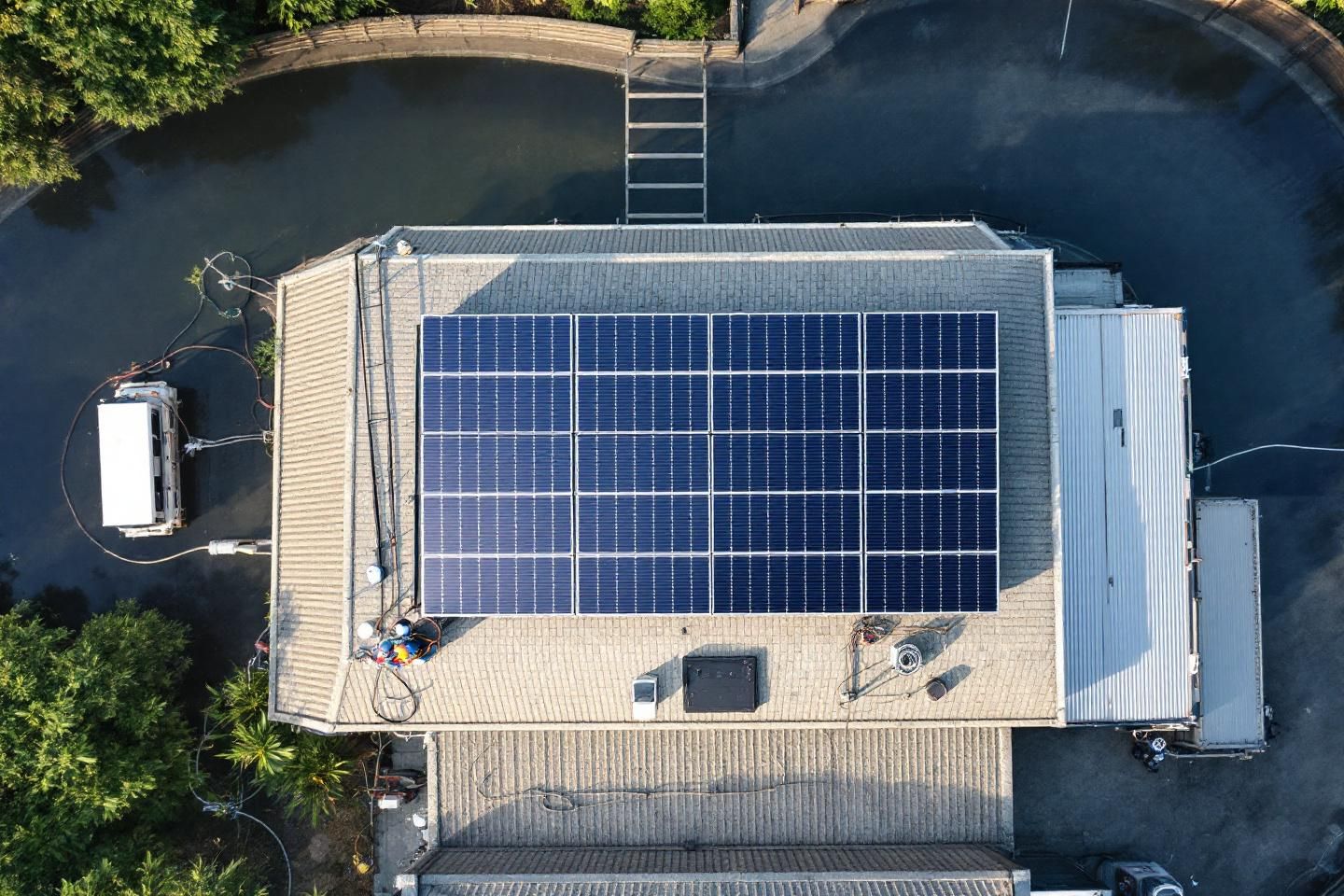 Les frais d’entretien sont-ils inclus dans le contrat de leasing de toiture photovoltaïque ?