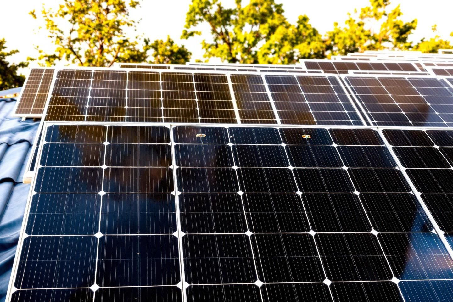 Pourquoi le leasing optimise-t-il le financement de projet photovoltaïque en adaptant les conditions de paiement à la production d’énergie ?