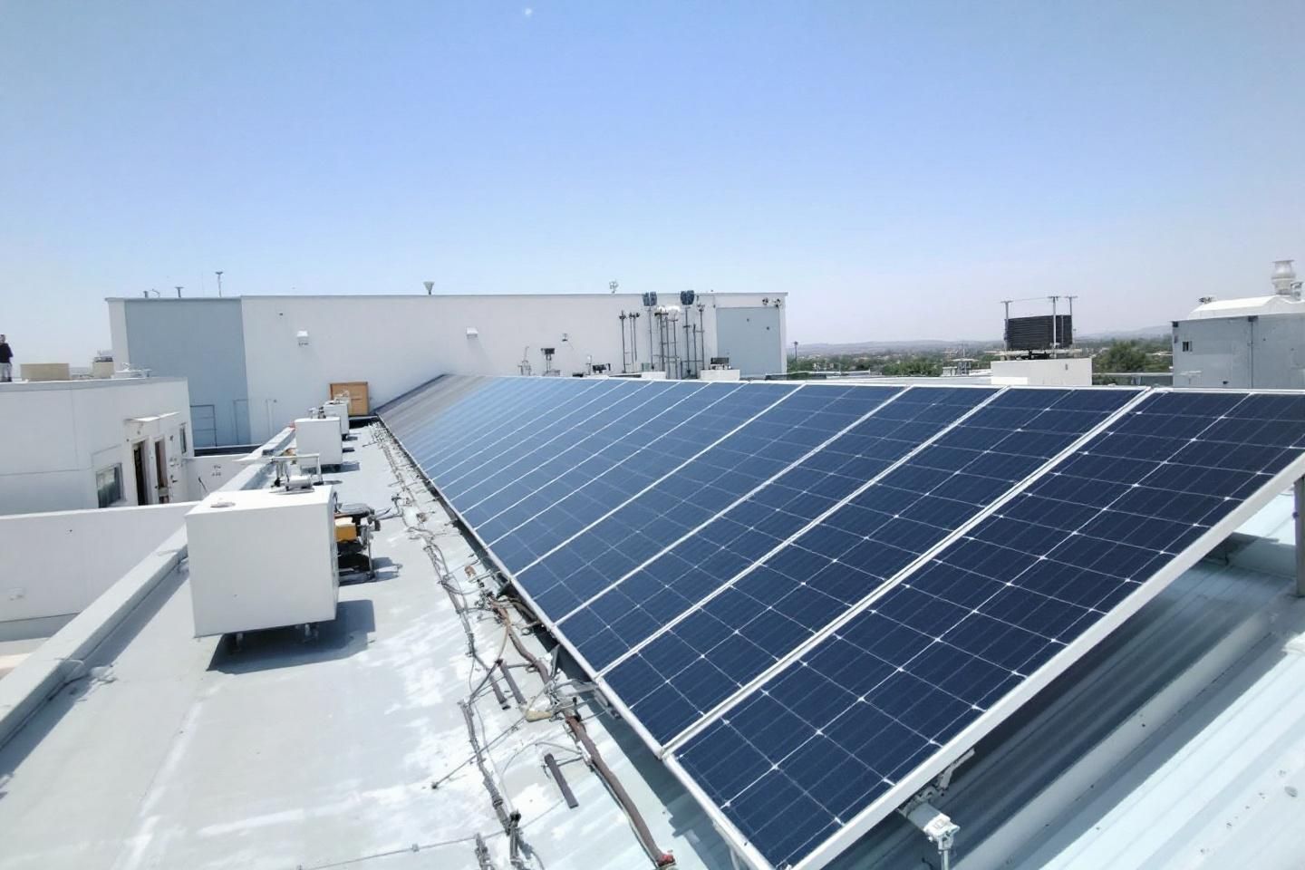 Pourquoi l'installation de panneaux solaires bifaciaux dans une entreprise offrent-elle une meilleure résilience aux ombrages partiels ?