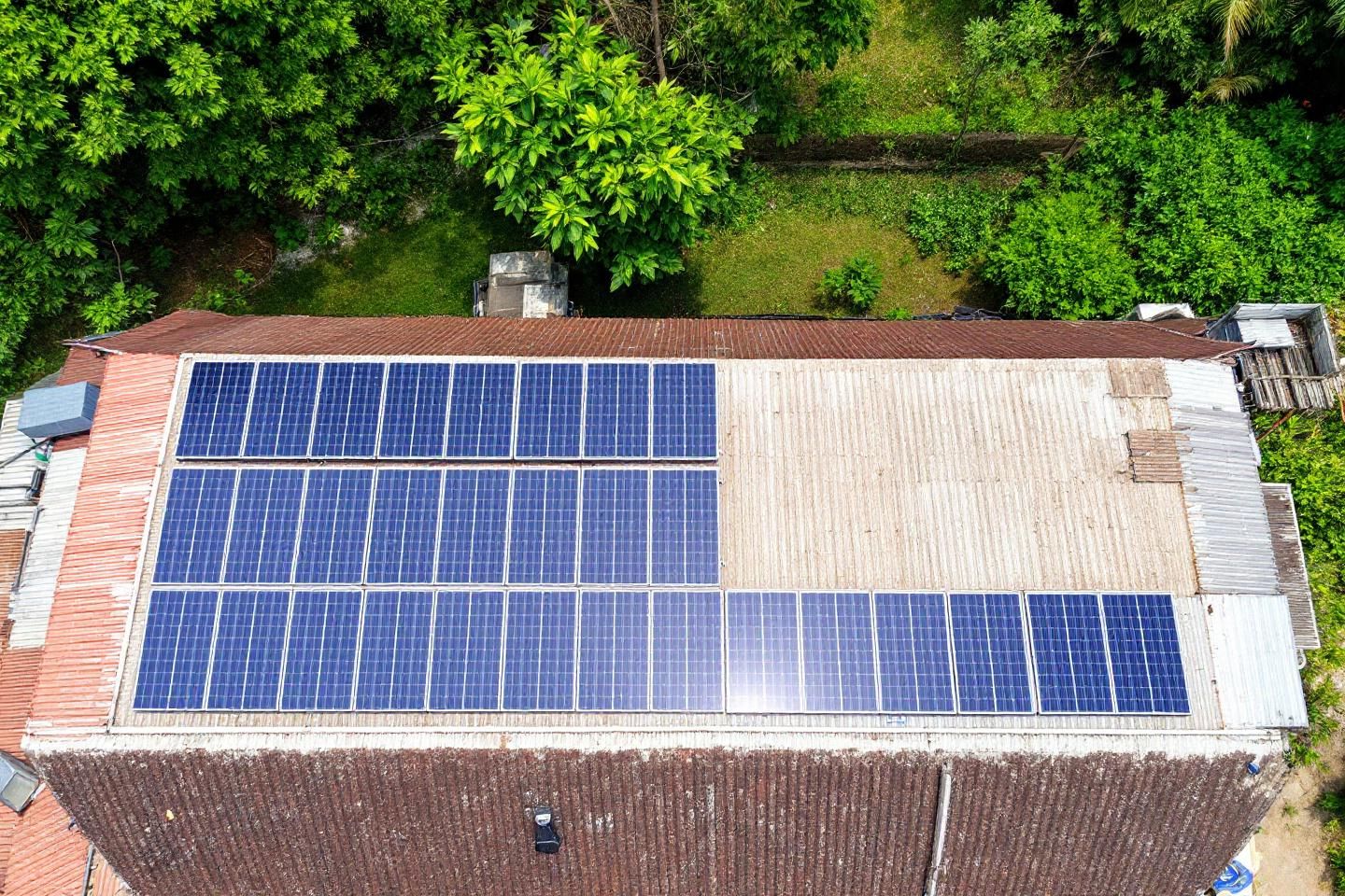 Pourquoi le placement photovoltaïque repose-t-il sur des contrats d’assurance pour couvrir les risques techniques et financiers ?