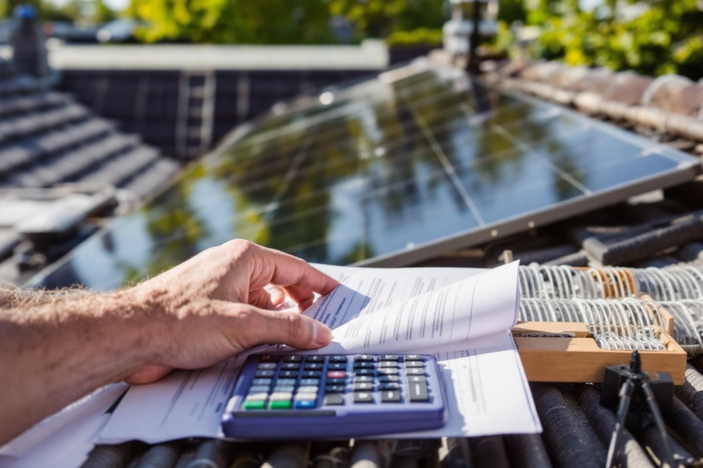 En quoi les prêts verts à taux préférentiels facilitent-ils l’investissement dans un placement photovoltaïque ?