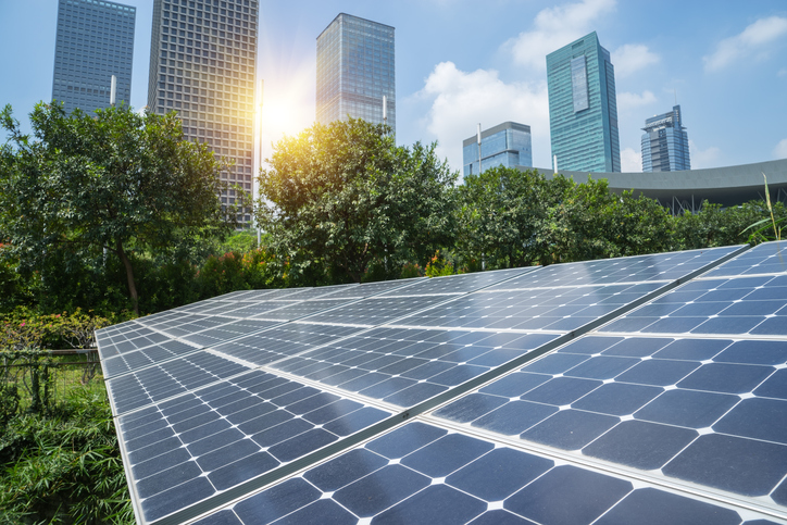Centrale solaire au milieu d'une ville durable