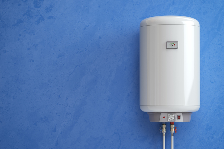 Chauffe-eau thermodynamique sur mur bleu.