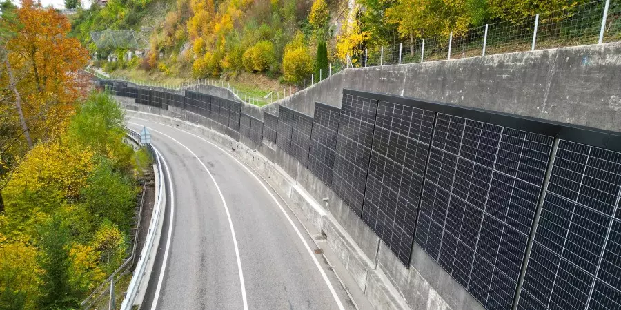 Panneaux solaires verticaux sur mur en Suisse : un projet innovant