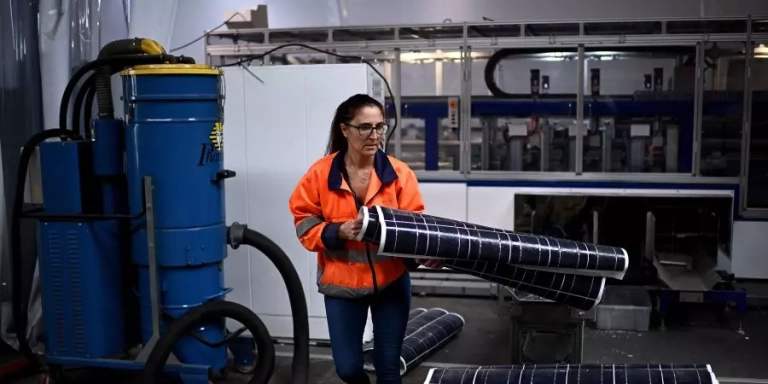Recyclage panneaux solaires : nouvelle methode dans une usine a Bordeaux