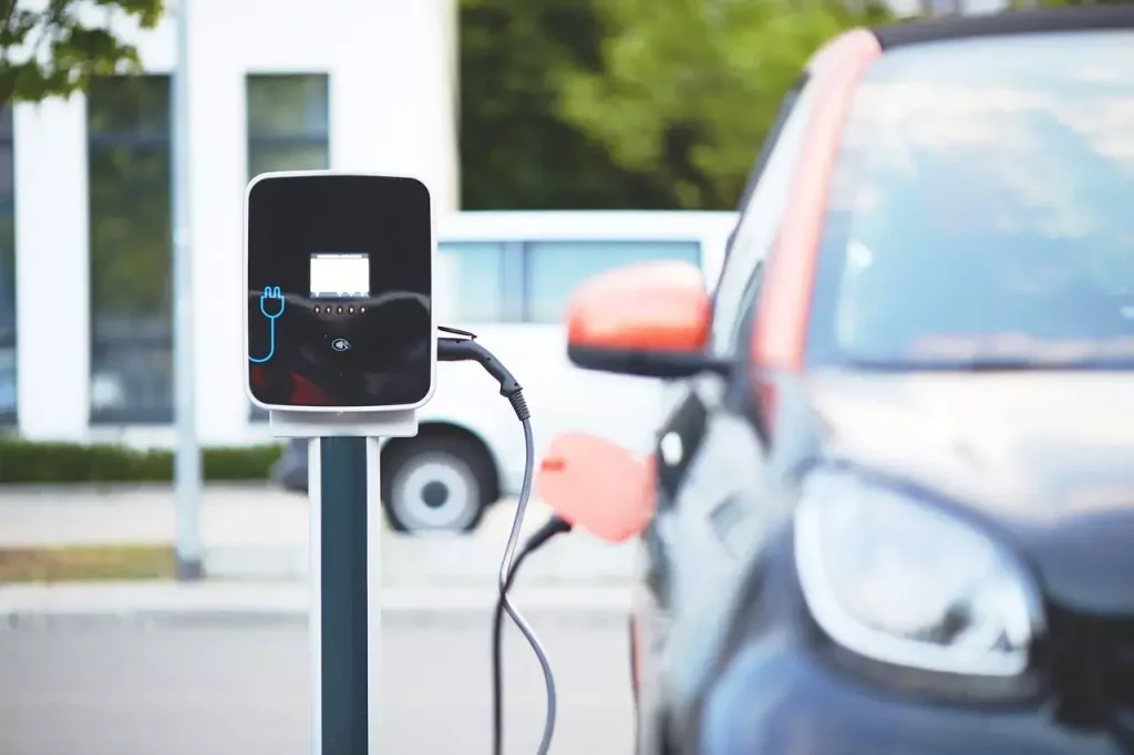 Voiture électrique se rechargeant sur une borne de recharge