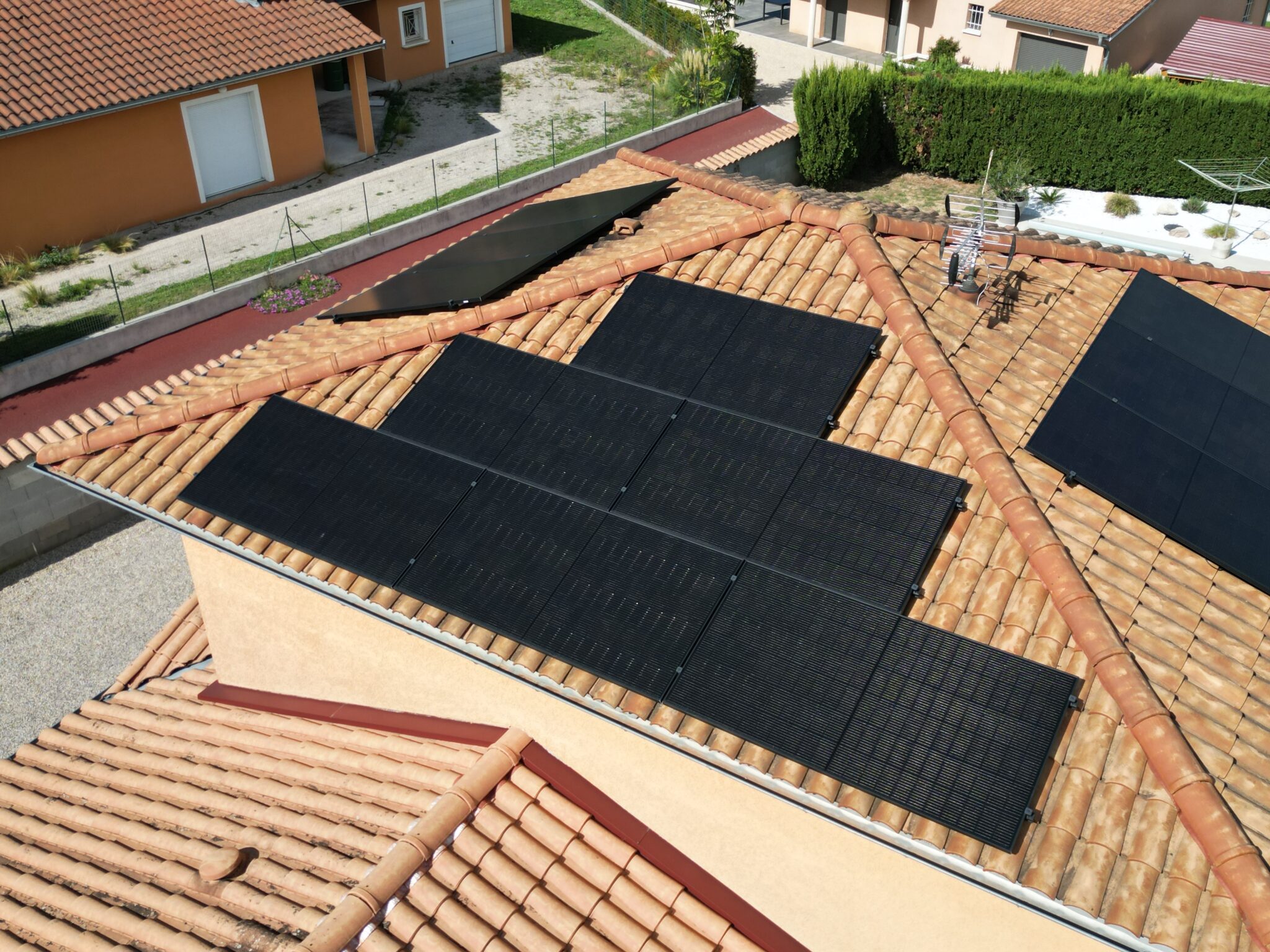 Panneaux photovoltaïques installés sur un toit par Isowatt