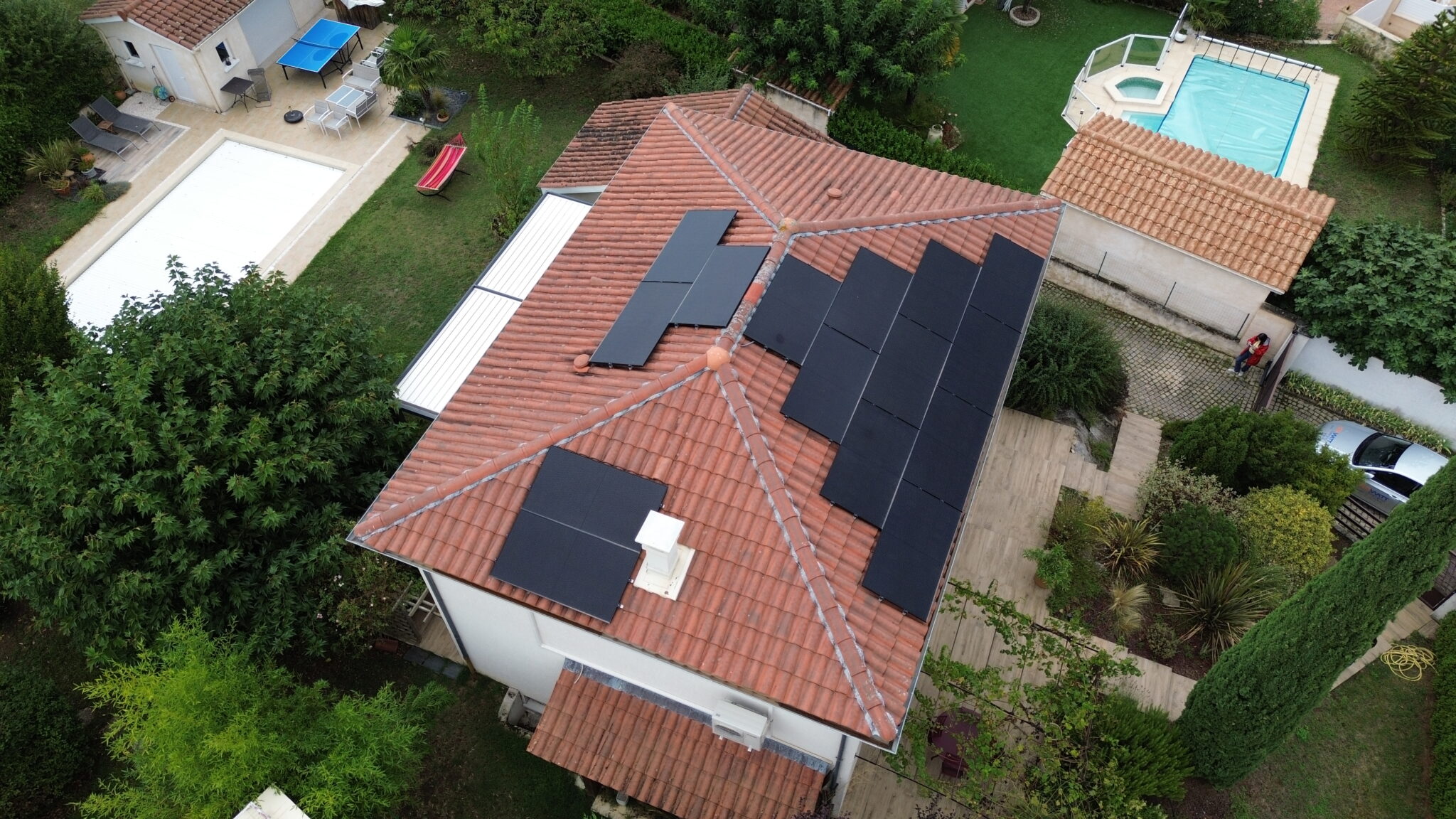 maison avec panneaux solaires et piscine