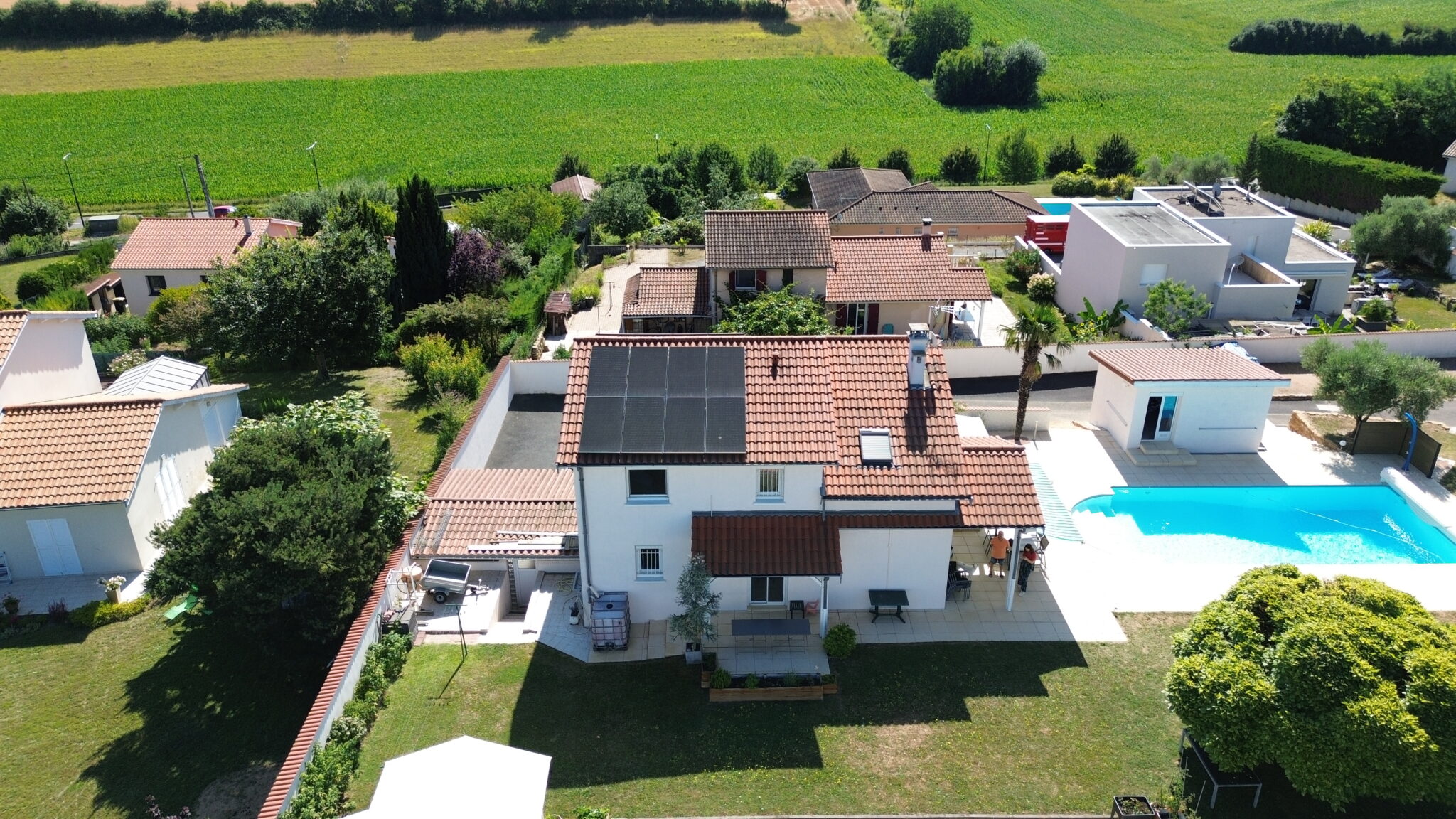 Maison avec panneaux solaires particuliers
