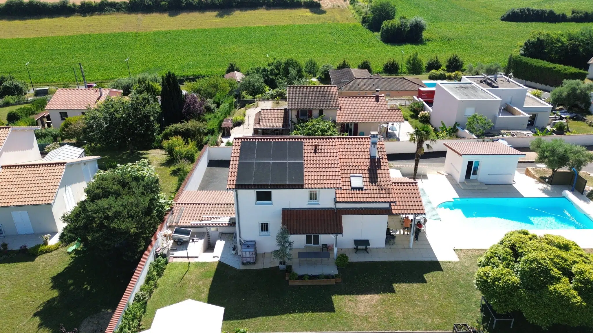 Maison avec panneaux solaires particuliers