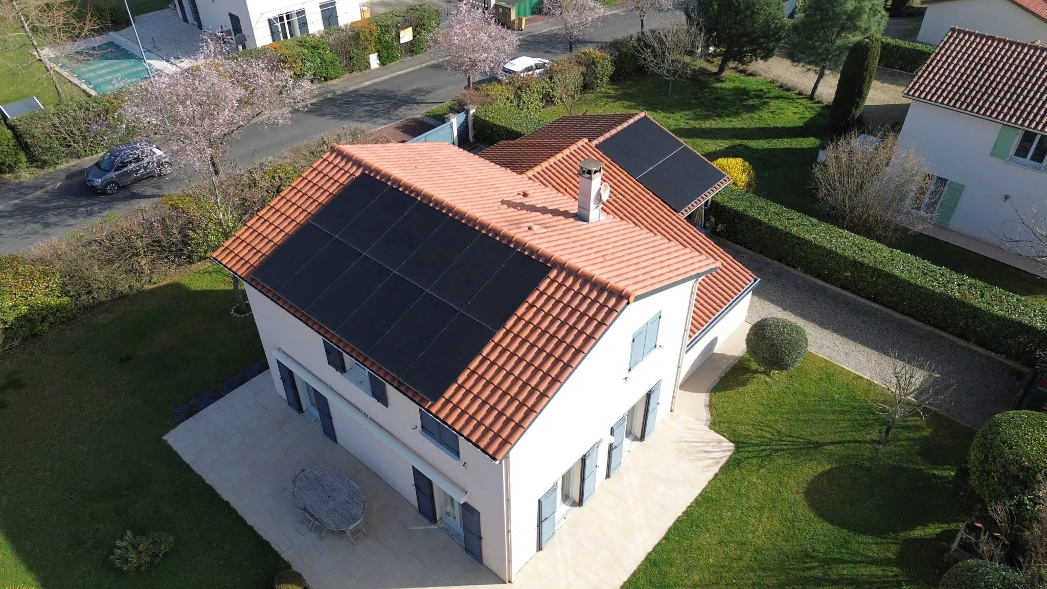 Jolie maison avec panneaux solaires sur toit
