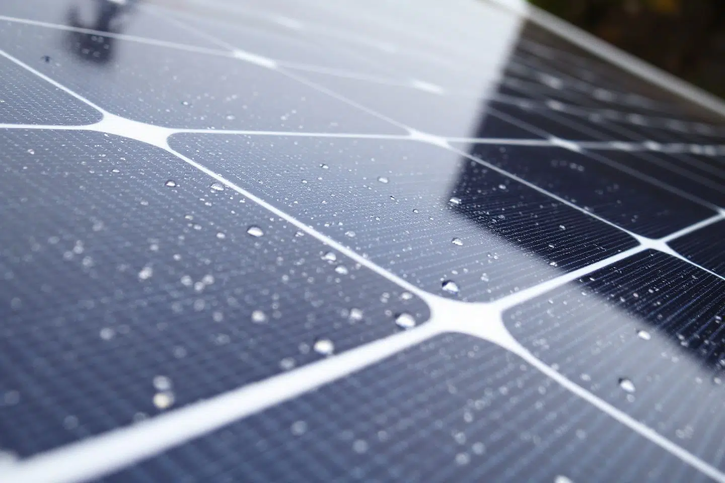 Comment l’usage d’eau déminéralisée protège vos panneaux solaires et panneaux photovoltaïques des résidus calcaires ?