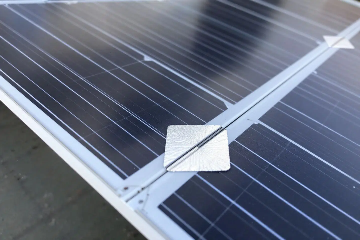 En quoi les contacts métalliques en argent améliorent la conduction électrique dans les panneaux solaires et panneaux photovoltaïques ?