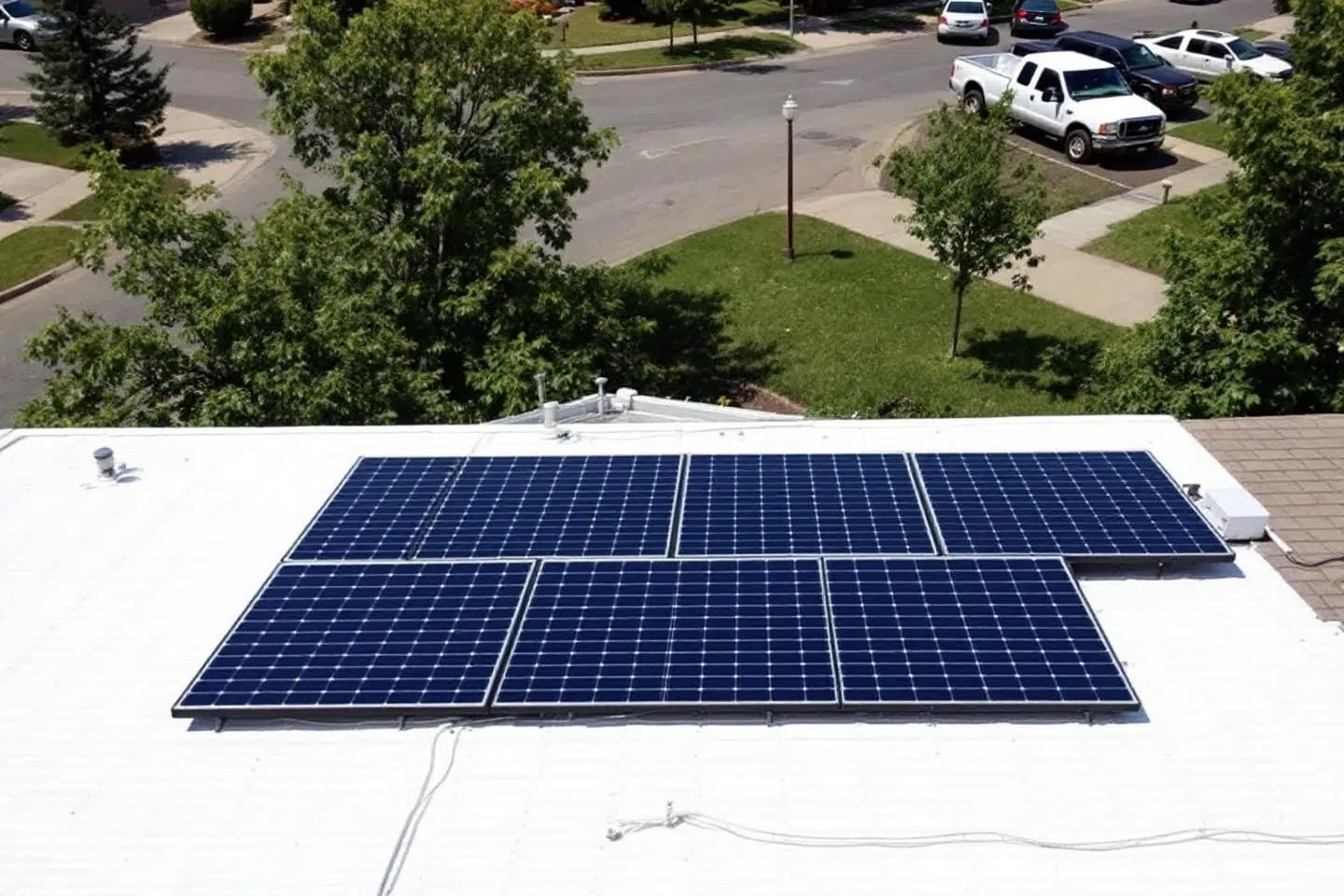En quoi le stockage de l’énergie solaire dans une installation résidentielle repose sur l’accumulation du courant continu produit en journée ?