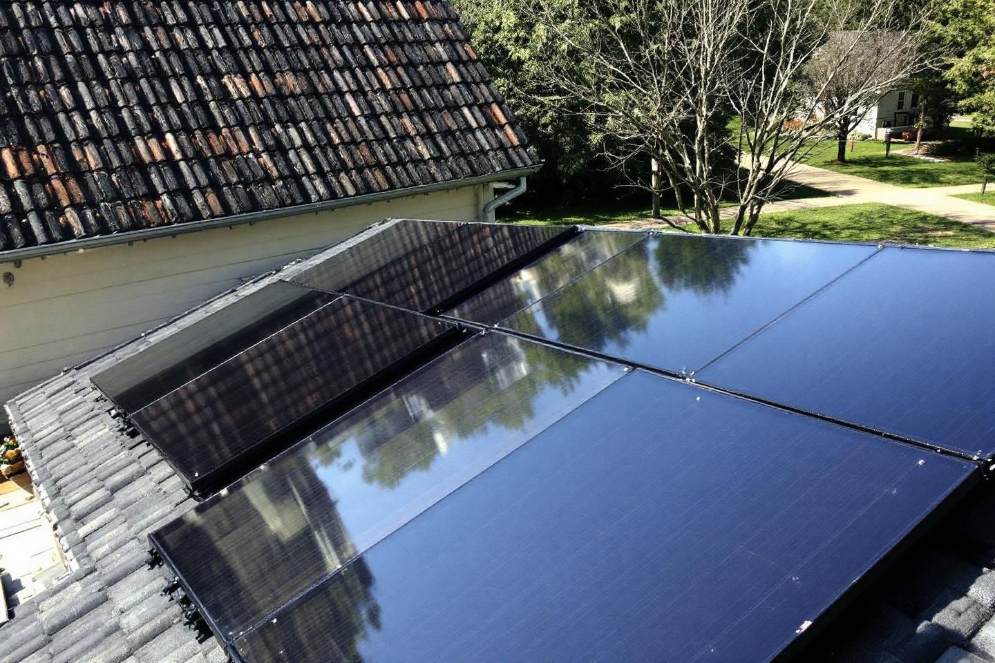 Peut-on bénéficier de MaPrimeRénov’ pour une toiture avec panneaux solaires ?