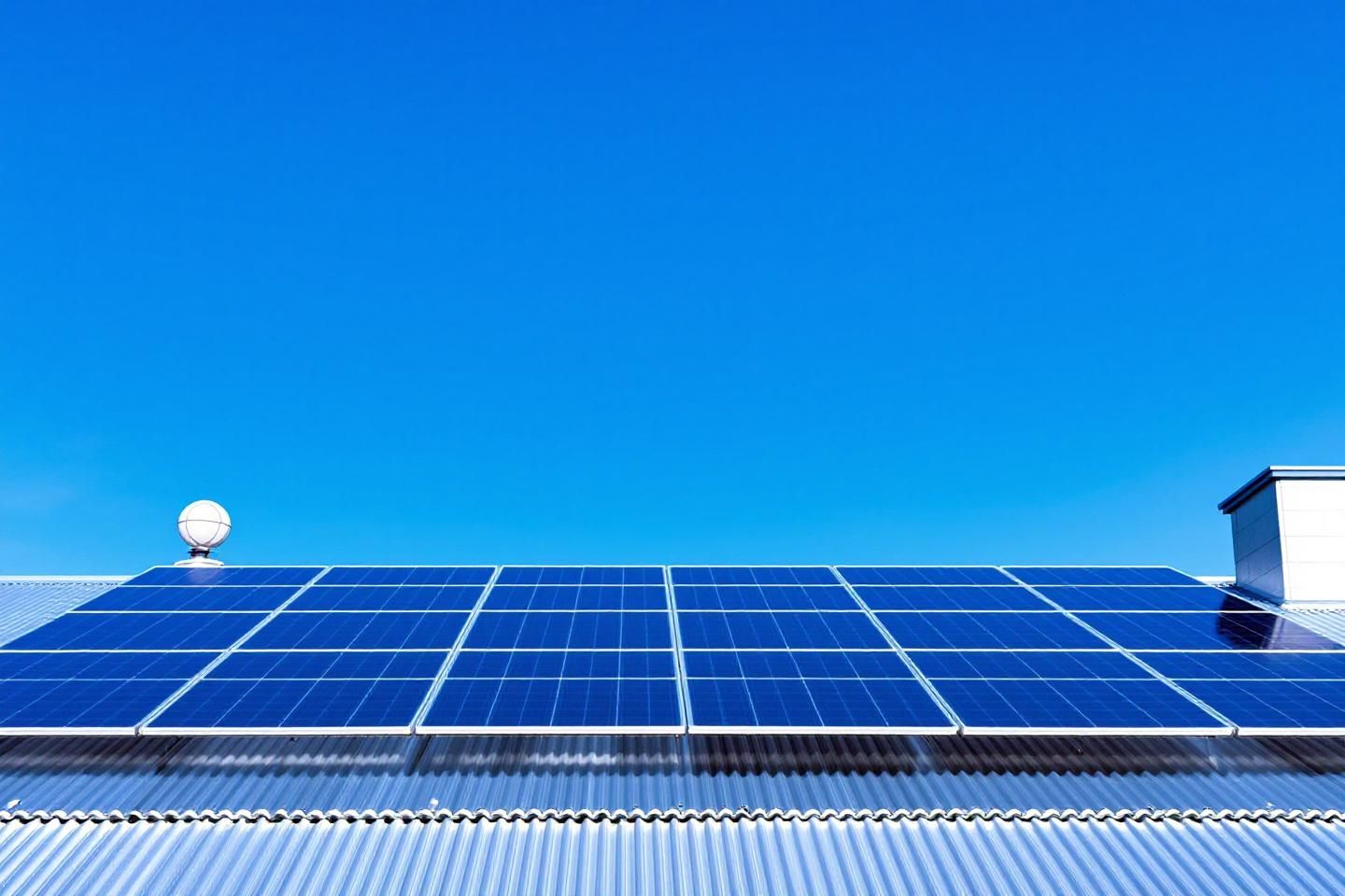 En quoi l’assurance climatique couvre-t-elle les risques liés aux intempéries dans la location de panneau solaire ?