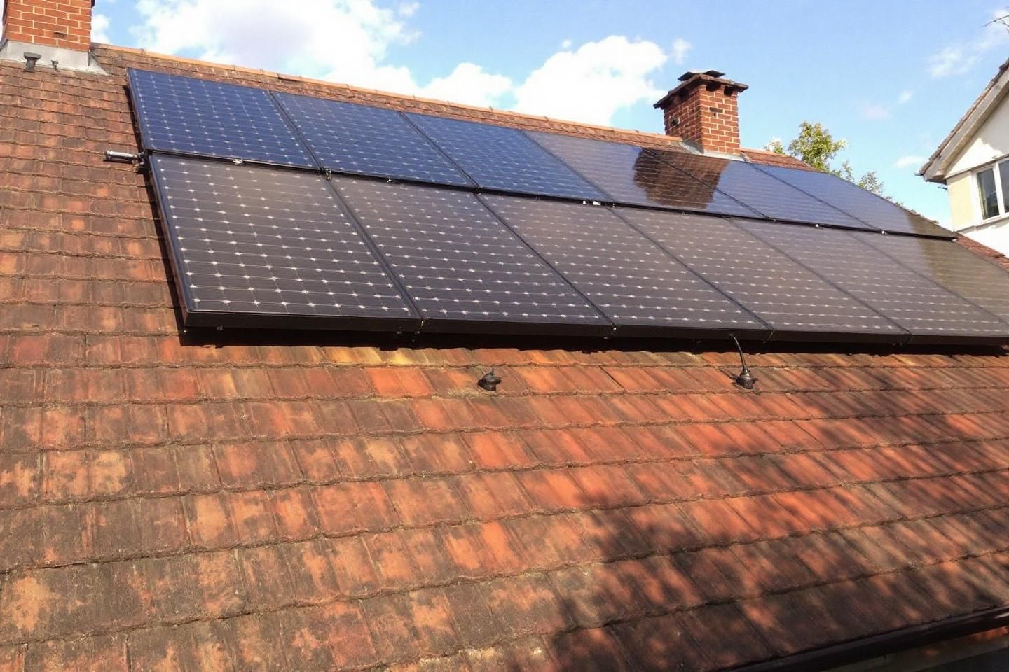 Comment le contrôle des protections électriques réduit-il les risques dans la location de panneau solaire ?