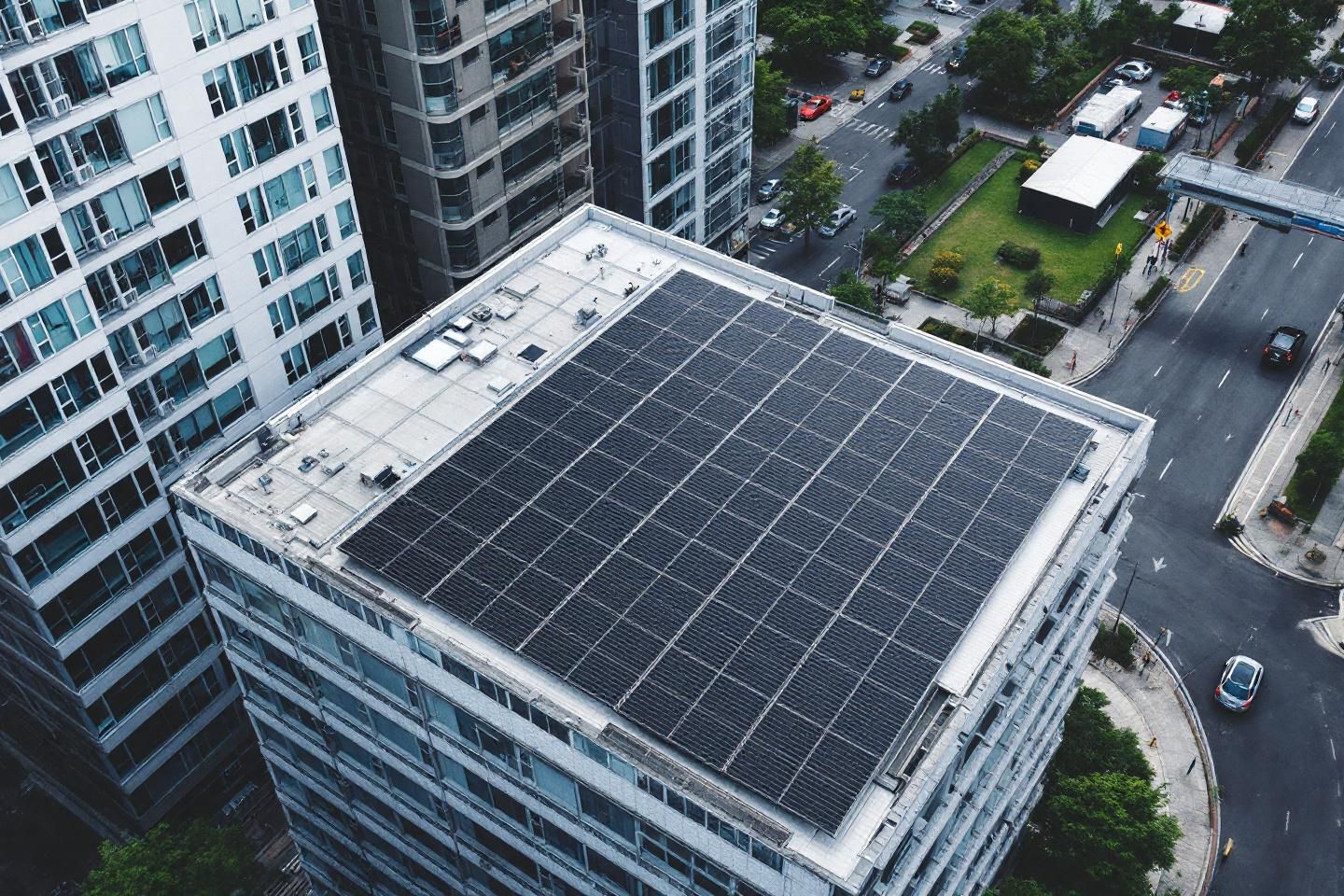 En quoi l'ignorance des coûts d’assurance peut entraîner des charges imprévues dans une location de panneau solaire ?