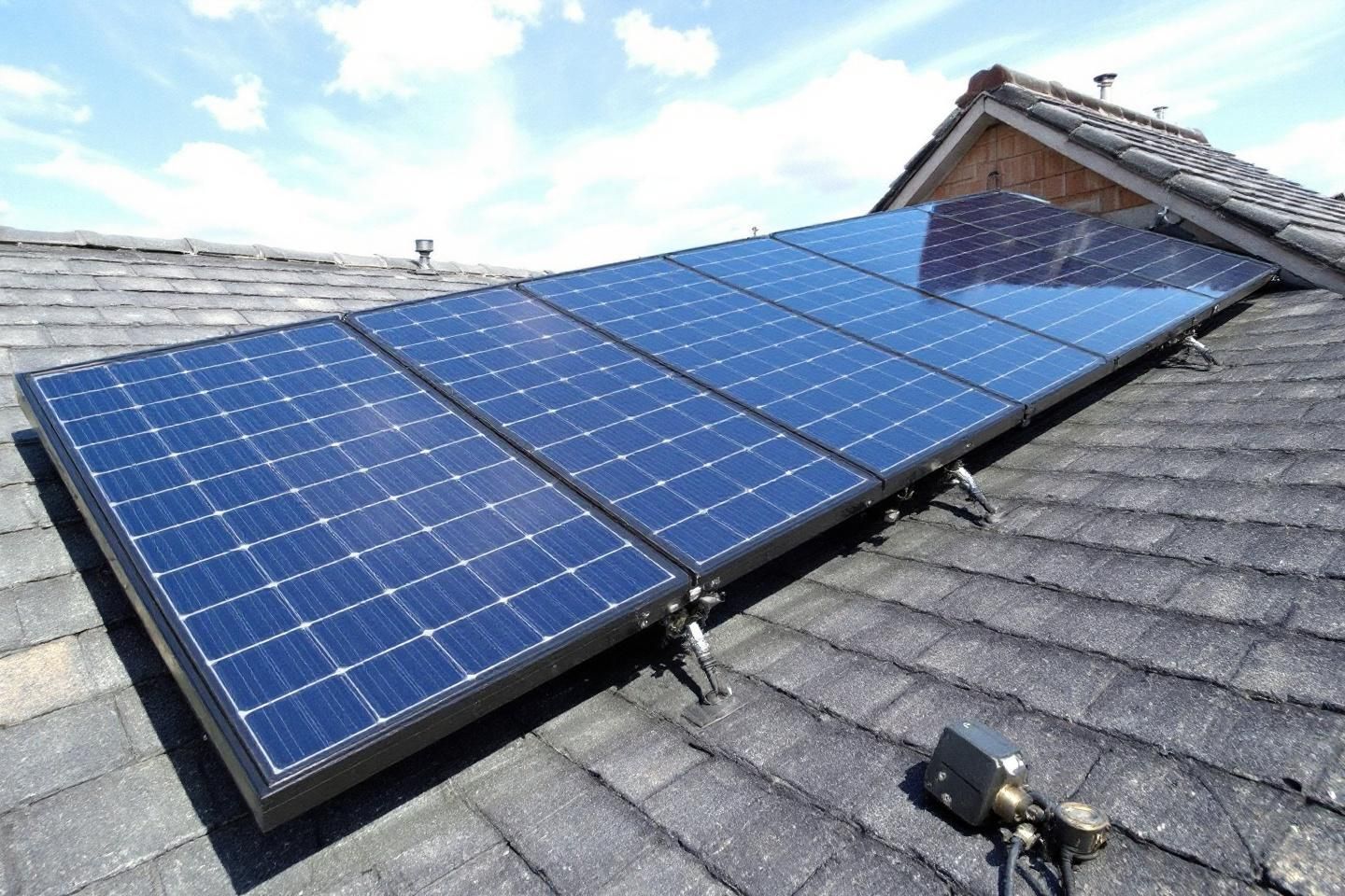 En quoi l’application d’une TVA réduite à 10 % facilite-t-elle l’accès à une location de panneau solaire ?