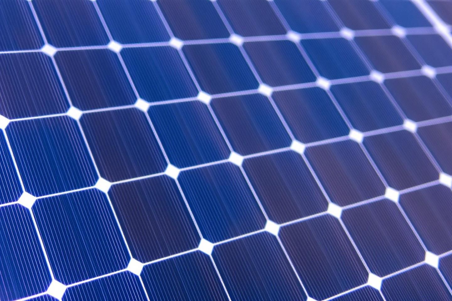 En quoi les tests de performance périodiques assurent-ils la rentabilité dans la location de panneau solaire ?