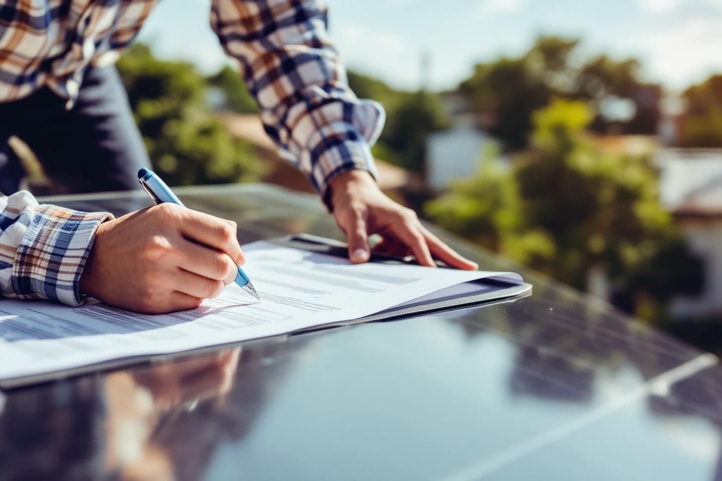 Pourquoi la location de panneau solaire représente-t-elle un choix sécurisé face aux coûts d’installation élevés ?